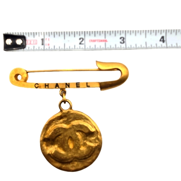 #25 Chanel Preloved CC Gold Medallion Brooch - Picture 5 of 16